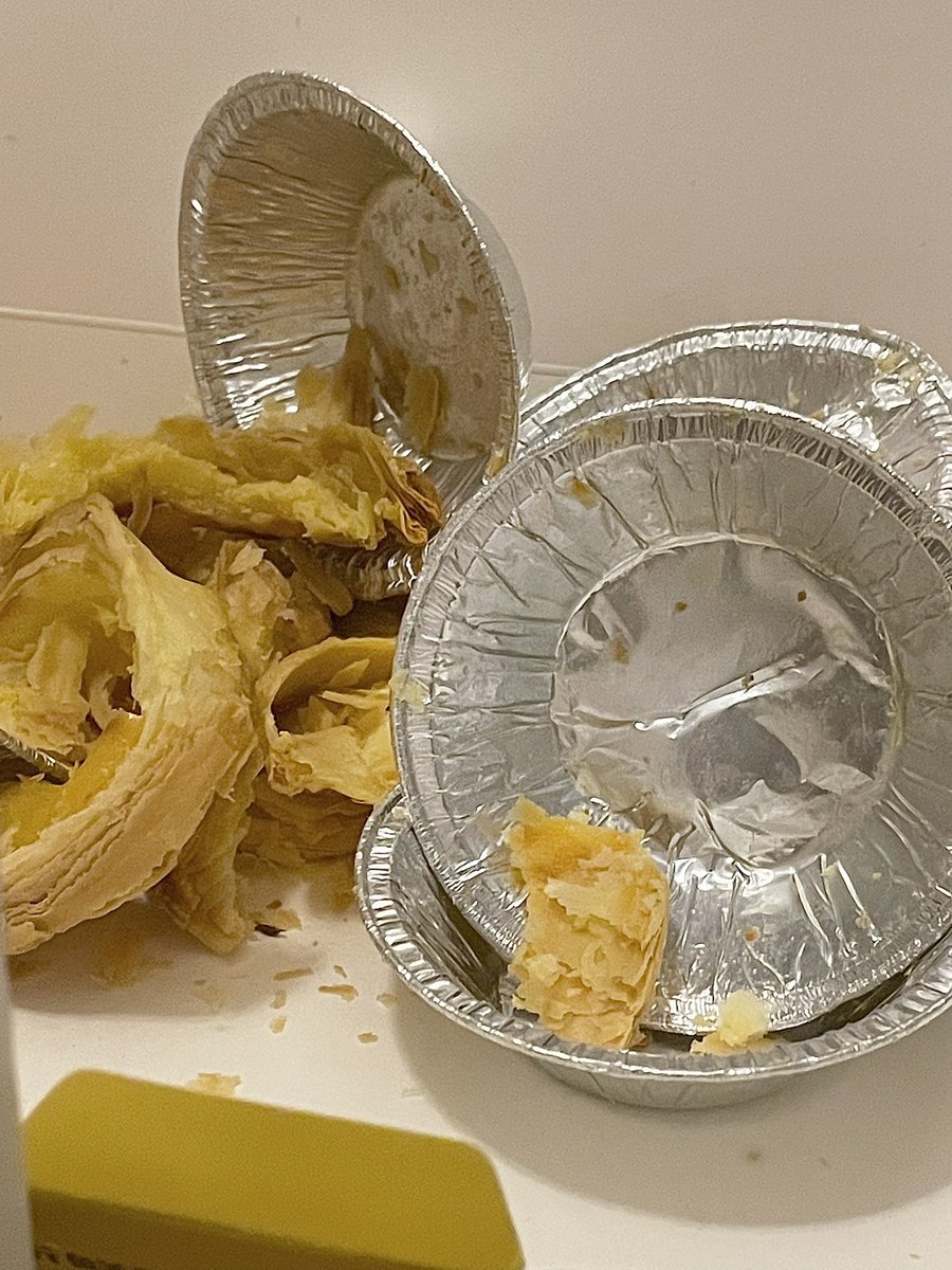 发猪瘾干掉六只蛋挞和一包1kg的无骨鸡爪

求求了…不要再吃這些了…

但吃的時候尊滴好爽… https://t.co/T5J11J59iz