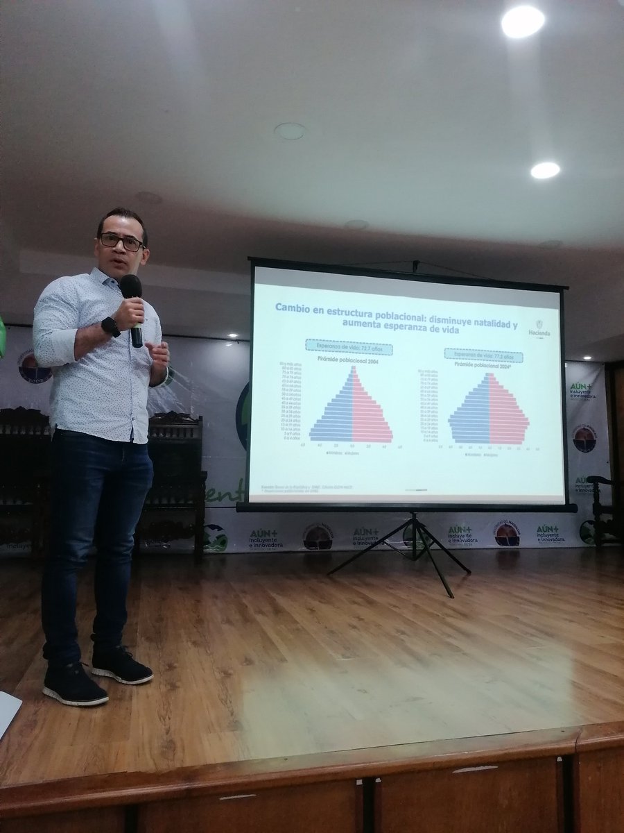 rafagarcialuna's tweet photo. En conferencia: Balance y perspectivas de la economía colombiana 2024. Con el asesor de Minhacienda Jorge Coronel https://t.co/GfHJkZgbVw