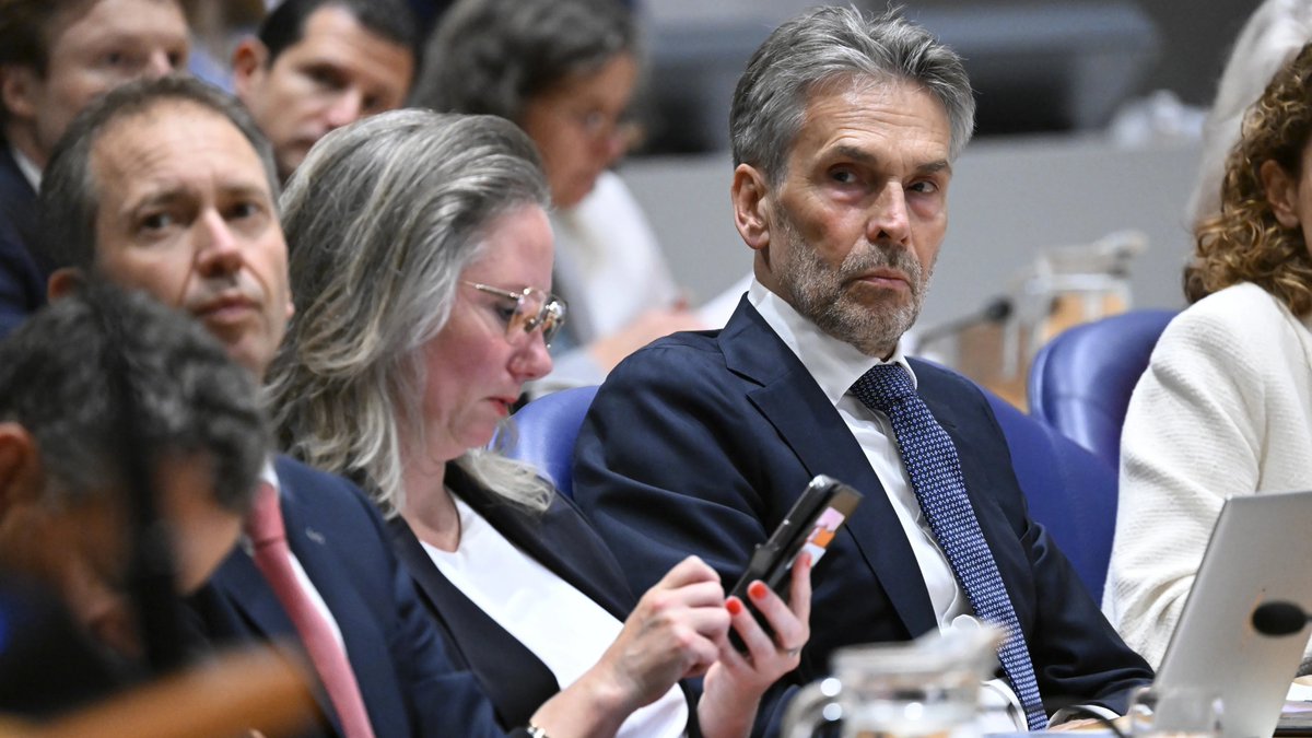 PGKroeger's tweet image. "De rol van de premier is coördineren en samenhang aanbrengen." En daarom heeft Schoof Agema "niet gecorrigeerd", maar besproken welke indruk zij wilde maken "en dat is goed gelukt met haar." 
#BetrouwbareBronnen over Schoofs open zenuw van 'leiderschap'. art19.com/shows/betrouwb…