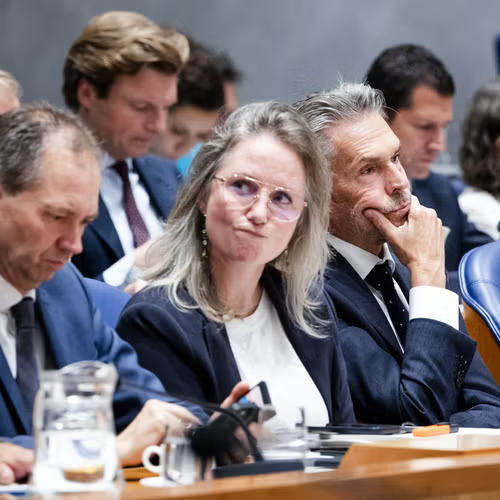 PGKroeger's tweet image. "De rol van de premier is coördineren en samenhang aanbrengen." En daarom heeft Schoof Agema "niet gecorrigeerd", maar besproken welke indruk zij wilde maken "en dat is goed gelukt met haar." 
#BetrouwbareBronnen over Schoofs open zenuw van 'leiderschap'. art19.com/shows/betrouwb…