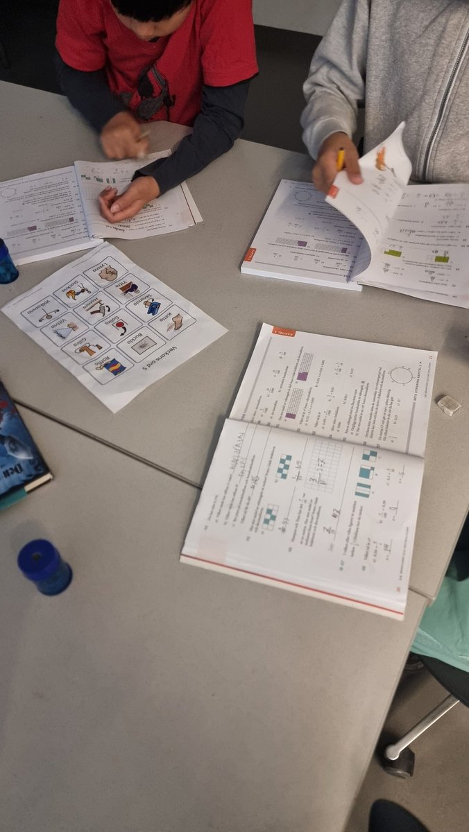 5B #Gårdstensskolan har veckans sista matematiklektion. Tillsammans tränar vi på bråkform och decimalform.
#kunskap #arbetsro 
<a href="/JerlhaAnna/">Anna-KristinaJerlhag</a>