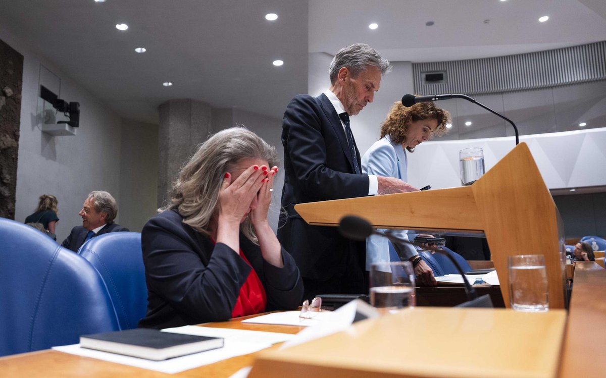 PGKroeger's tweet image. "De rol van de premier is coördineren en samenhang aanbrengen." En daarom heeft Schoof Agema "niet gecorrigeerd", maar besproken welke indruk zij wilde maken "en dat is goed gelukt met haar." 
#BetrouwbareBronnen over Schoofs open zenuw van 'leiderschap'. art19.com/shows/betrouwb…