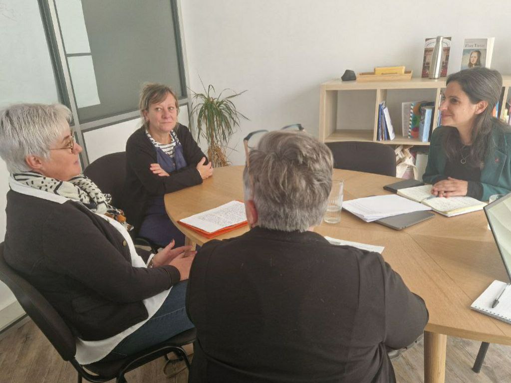MarianneMaximi's tweet photo. J'ai reçu les ATSEM de la CGT qui m'ont décrit leur quotidien : classes surchargées, manque de temps pour prendre en charge les enfants et des missions toujours plus exigeantes. 

La communauté éducative souffre : les politiques austéritaires dans l'éducation sont irresponsables. https://t.co/OWnWtaDOXg