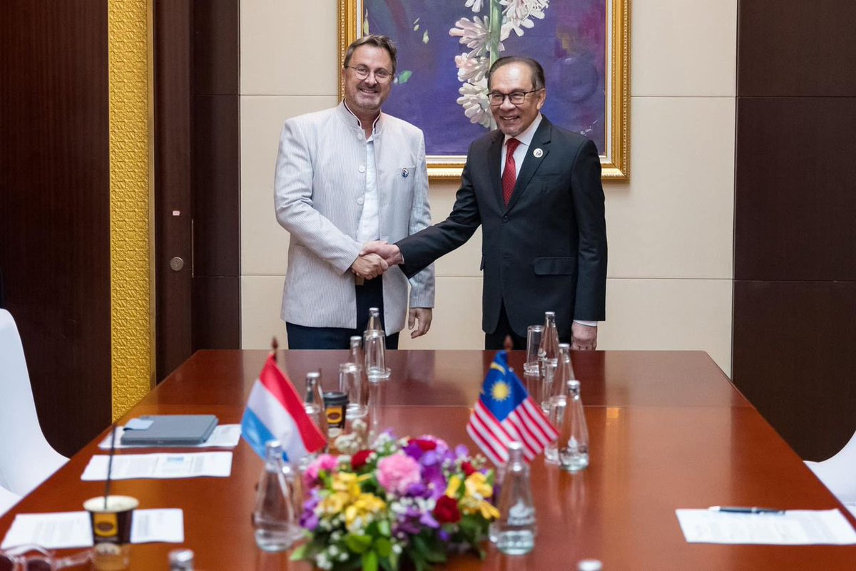 Xavier_Bettel's tweet photo. Fruitful meetings with Saleumxay Kommasith of Laos🇱🇦; @Dr_Hunmanet_PM of Cambodia🇰🇭; as well as @AnwarIbrahim &amp; @tokmatn9 of Malaysia🇲🇾 at the ASEAN Summit.

Luxembourg is looking forward to further deepening our political, economic and people-to-people ties w/ @ASEAN countries https://t.co/qqdas6xiVO