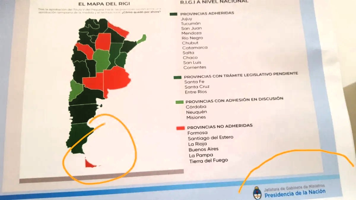 Agenda_Malvinas's tweet photo. EL GOBIERNO BORRÓ A MALVINAS DEL MAPA ARGENTINO EN UNA PRESENTACIÓN CON DIPLOMÁTICOS BRITÁNICOS

🚩https://t.co/zJSuPEtWym
Fue el miercoles en Casa Rosada en una reunión donde participaron 70 diplomáticos de distintos países, en que se presentó el RIGI para inversiones mineras.  @GAFrancosOk @DianaMondino @Cancilleria_Ar @pablowino @A24COM @paochiaro @aguspropatoarg @caroyutrovic_ @AndreFreitesTDF @blancopabloda @EugeniaDureTDF @crislopeztdf @VickyVillarruel @CesarALerena @BiondiniCesar @gustavomelella @ADachary @MalvinasData @radiografica893 @aleberco @PabloVillegas19 @JMatiasLapadula @VonDerThusenTDF @agustcot @natigraciania @VictoriaVuoto @cecimlaplata @jerogi @Pino_Ush @EnriqueViale @SciuranoFede
