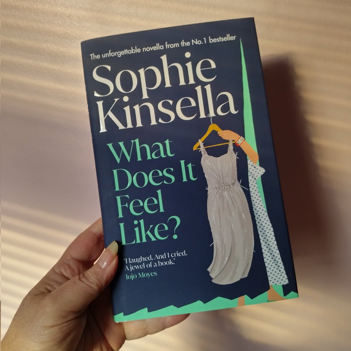 BookMinxSJV's tweet photo. Thanks to @marinadepass @TheSohoAgencyUK for sending me a copy of @KinsellaSophie's #WhatDoesItFeelLike, a love letter to family & friends, and a powerful & poignant reminder to live every day with hope & joy. You bring such joy to millions of readers Sophie, myself included. ❤️ https://t.co/1DvLqCRklL