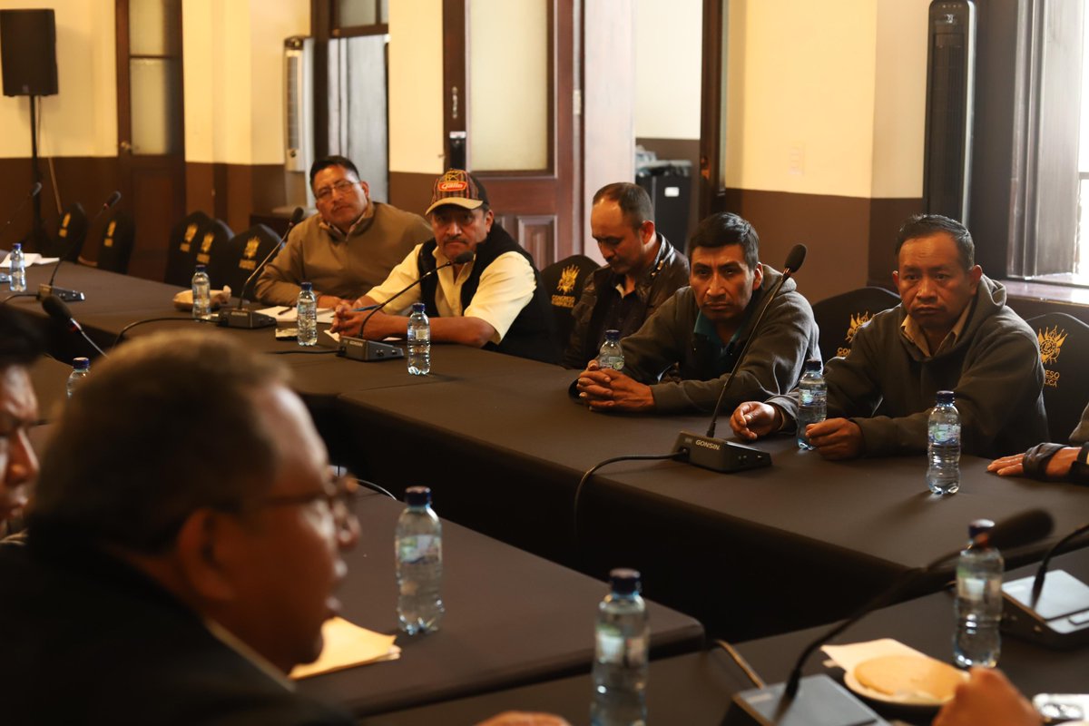 El diputado César Dávila sostiene una reunión con cocodes de San Juan Sacatepéquez para abordar temas de salud, áreas deportivas y peticiones de salón comunal al alcalde del área de San Juan Sacatepéquez.

Vía: <a href="/MarcosCahuex___/">Marcos Cahuex</a>