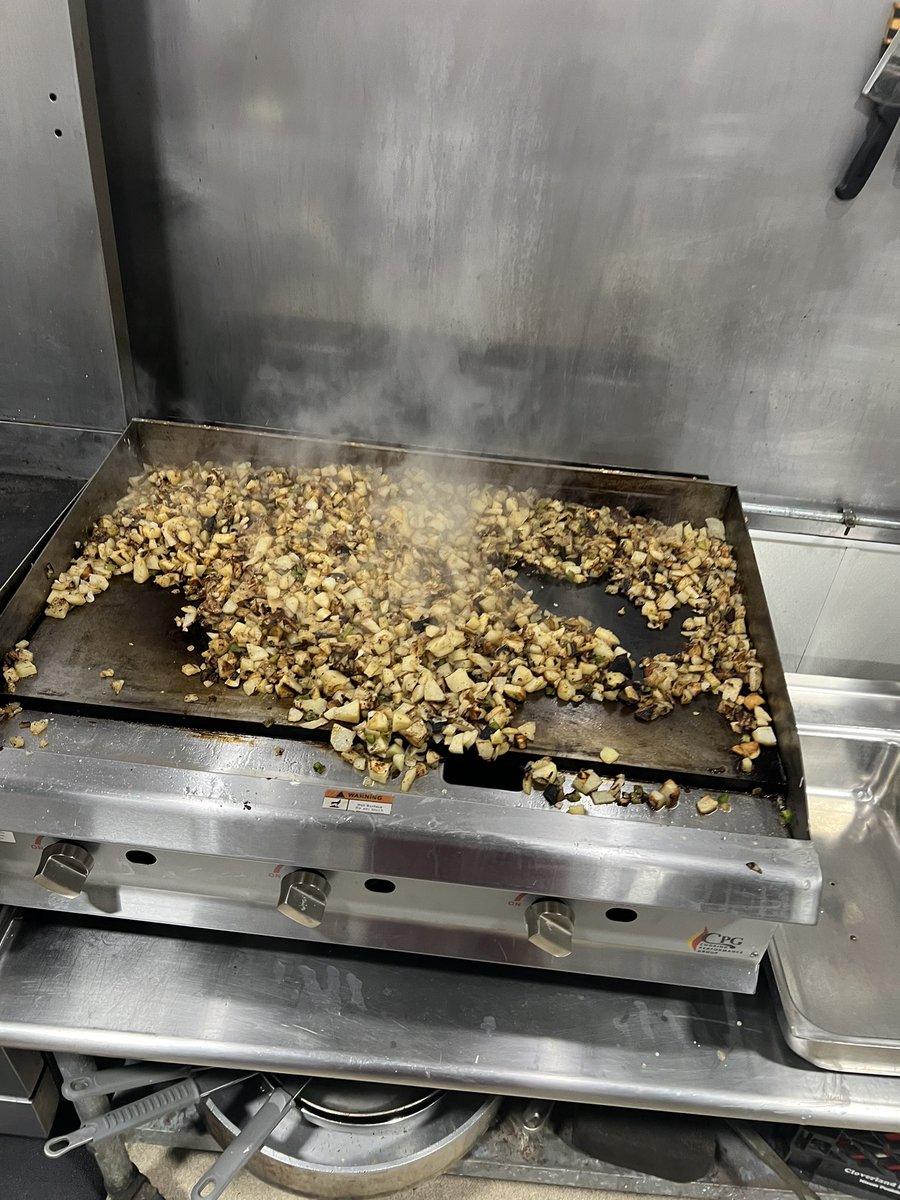 RonSiersJr's tweet image. Team 6 @SalisburyBB successfully served 75 food insecure members of our community this morning at HALO. Thanks, @dsp643 and @su_pds Sara Elburn for your servant leadership! #ServantLeadership #GoGulls @lahenry96 @MG_Polizzi @SUSeaGulls