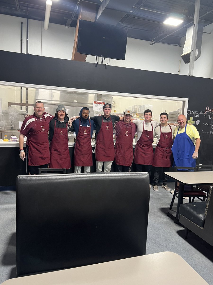 RonSiersJr's tweet image. Team 6 @SalisburyBB successfully served 75 food insecure members of our community this morning at HALO. Thanks, @dsp643 and @su_pds Sara Elburn for your servant leadership! #ServantLeadership #GoGulls @lahenry96 @MG_Polizzi @SUSeaGulls