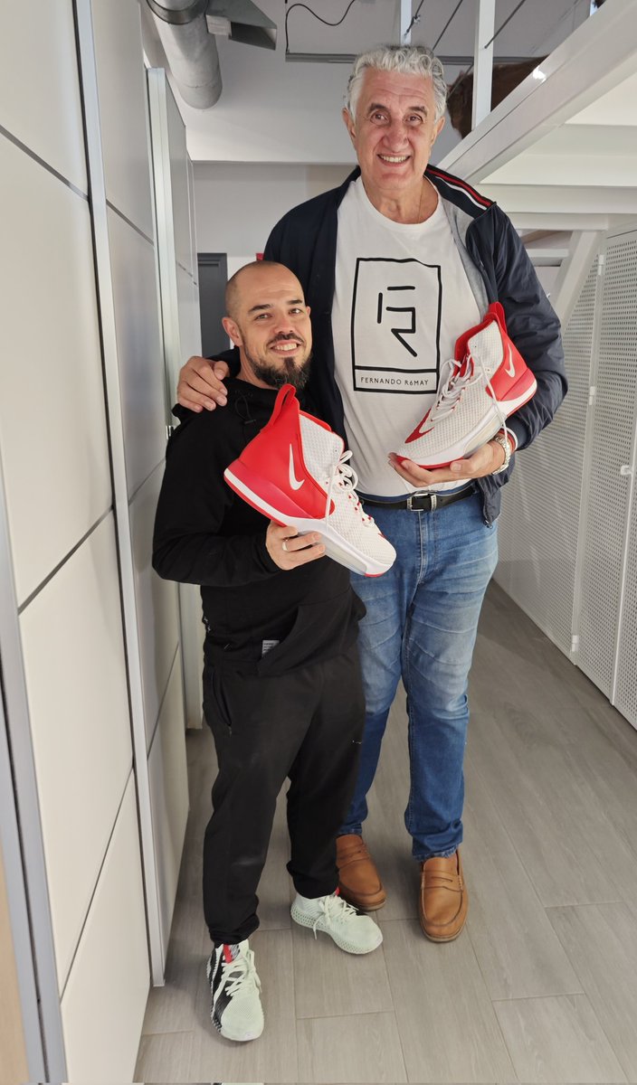 ferrlaura12's tweet image. Hoy hemos visitado el estudio de Martín Redondo @melonkicks con @fernandoromay1 y José Beiran le hemos llevado las zapas para que las convierta en obras de arte, espacio tiene y su experiencia en murales le ayudará, el 56 de Romay está en sus manos...