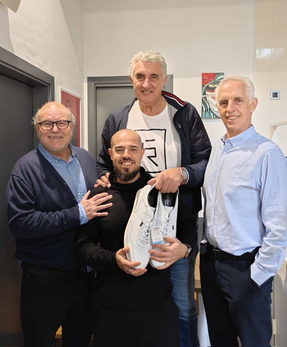 ferrlaura12's tweet image. Hoy hemos visitado el estudio de Martín Redondo @melonkicks con @fernandoromay1 y José Beiran le hemos llevado las zapas para que las convierta en obras de arte, espacio tiene y su experiencia en murales le ayudará, el 56 de Romay está en sus manos...