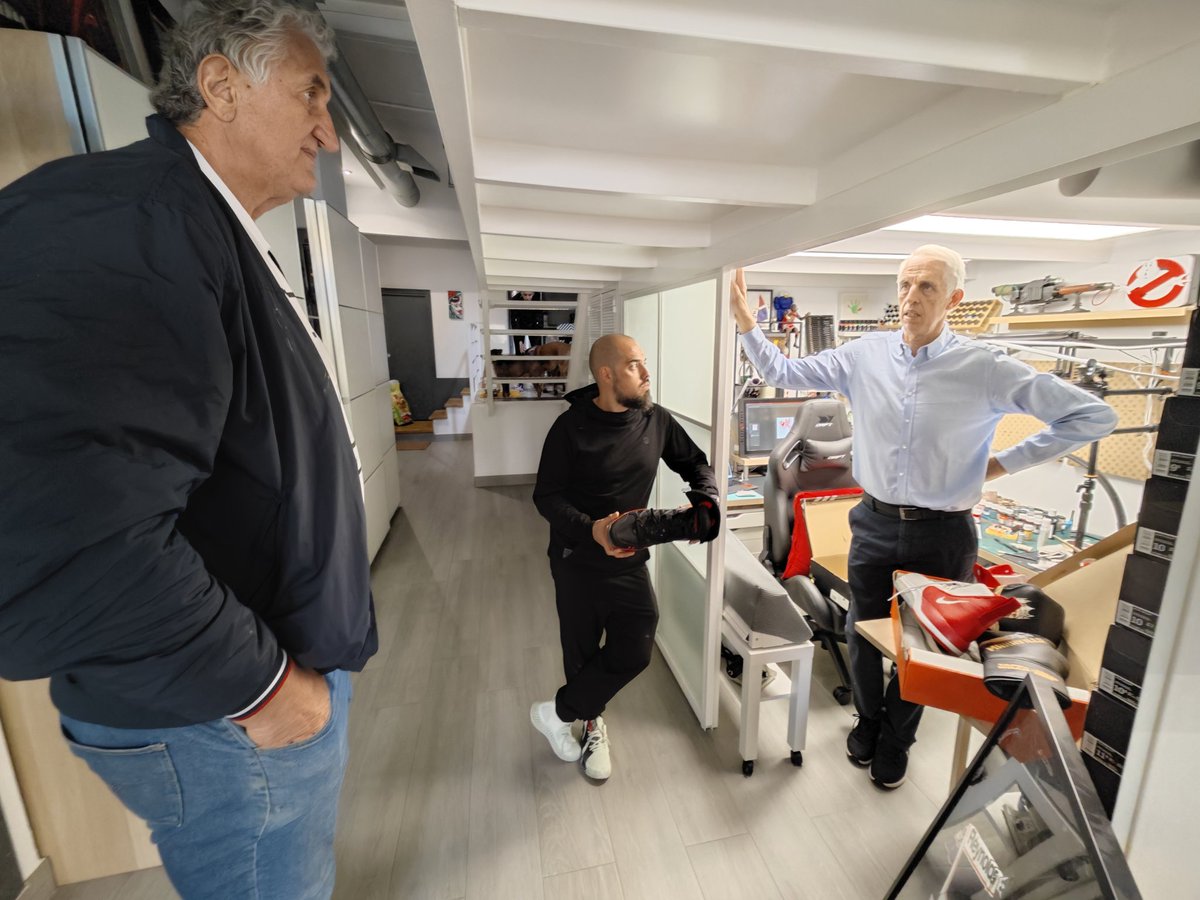 ferrlaura12's tweet image. Hoy hemos visitado el estudio de Martín Redondo @melonkicks con @fernandoromay1 y José Beiran le hemos llevado las zapas para que las convierta en obras de arte, espacio tiene y su experiencia en murales le ayudará, el 56 de Romay está en sus manos...