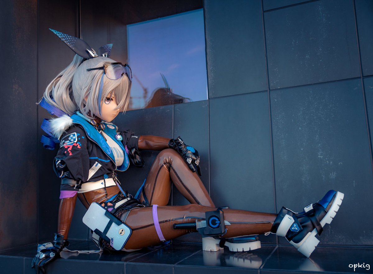 喜欢竖图还是横图？

#胶狼
#银狼
#kigurumi 
#latex 
#HonkaiStarRail 
#SilverWolf