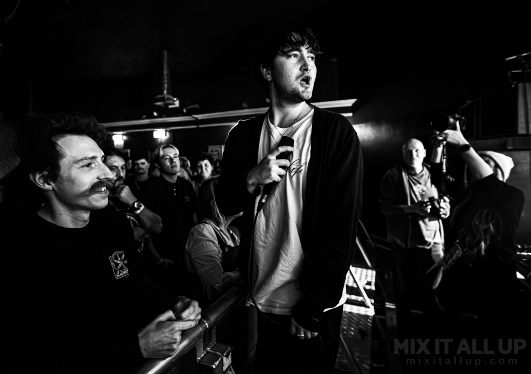 MixingItAllUp's tweet image. Photos: @nightcurrents Festival, Portsmouth - 05/10/2024 (Part 2)

Featuring: @wearecoachparty @courtingband @itsaziya @slotfaceband @ph0ebegreen and @_LooseArticles !

See more photos here: mixitallup.com/2024/10/11/pho…