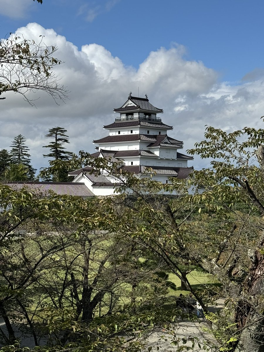 昨日の鶴ヶ城。
観光客で賑わっていたけど、櫓周辺はどこも人影がなく貸切状態。
こんなに美しい天守が見られるのにもったいない。
#鶴ヶ城