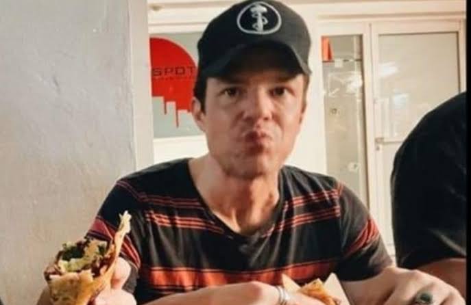 MemesTheKillers's tweet photo. Me pregunto si este ser de luz estará comiendose un buen taco de pastor, unas enchiladas o unas gorditas en estos momentos 🤔 https://t.co/BIwcT9MDYS