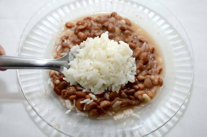 lscec22's tweet photo. uma dúvida sincera.. 🤔

feijão é por cima, por baixo ou do lado do arroz? https://t.co/OEdgp5pdtQ