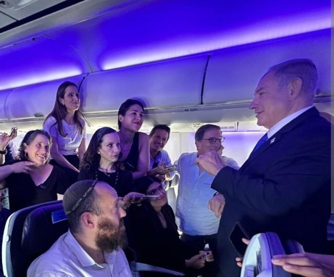 תופעת הדפנה ליאליזם בתקשורת:
תחשבו רגע על עיתונאי שמסקר סיפור על חשוד באונס, אתם לא תצפו ממנו לכתוב שבוע לאחר האונס טור מפרגן לאנס בגלל שהוא התייחס יפה לאשה אחרת שאותה הוא לא אנס, ויומיים לאחר מכן עוד טור מפרגן לאנס על כך שהוא תרם להומלס ברחוב, וכל זה מבלי להזכיר את הקונטקסט