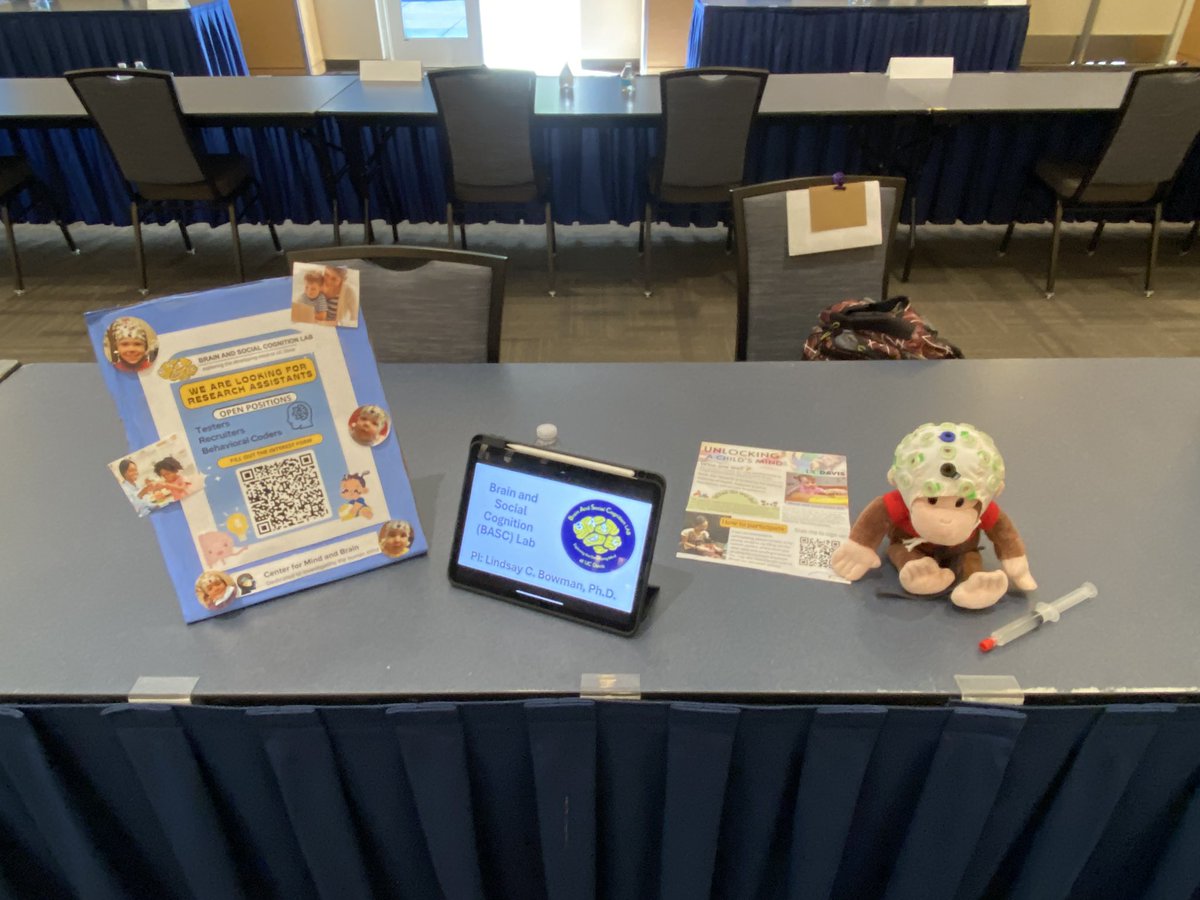 oshakuu's tweet photo. I really enjoyed talking to tons of undergrads about the research our lab does and how they can get involved while at the Undergrad Research Fair. It was definitely giving me flash backs to baby-researcher me getting my start in the @nulearnlab 🥲💜. https://t.co/T0mP0zwLQ1
