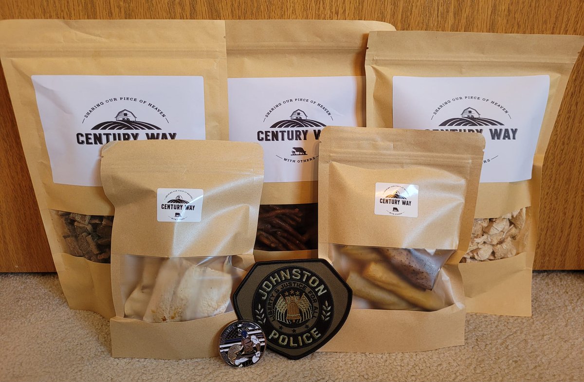 Century_Way's tweet image. We donated our smoked chicken feet to Johnston K9 Officer, Buck! Thank you Officer Petermeier and Officer Buck for keeping our community safe!