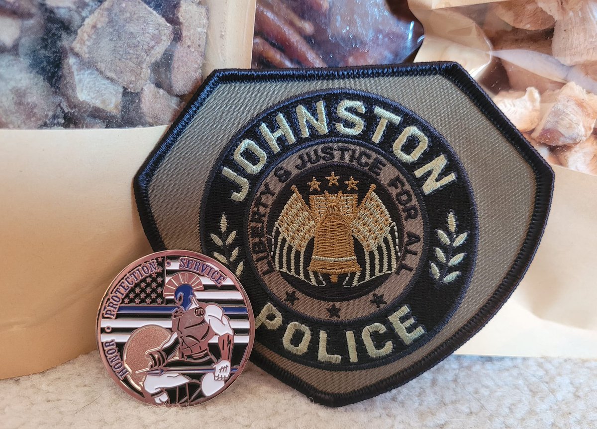 Century_Way's tweet image. We donated our smoked chicken feet to Johnston K9 Officer, Buck! Thank you Officer Petermeier and Officer Buck for keeping our community safe!