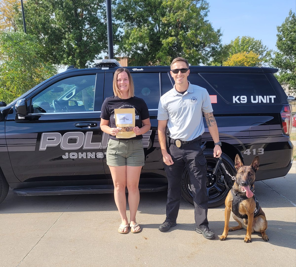 Century_Way's tweet image. We donated our smoked chicken feet to Johnston K9 Officer, Buck! Thank you Officer Petermeier and Officer Buck for keeping our community safe!