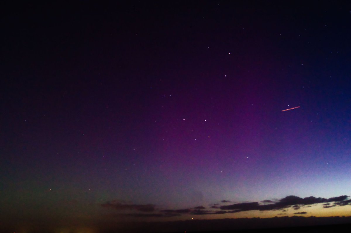 AlexLWallace's tweet image. Caught this just after sunset from Melbourne, right before it faded. #auroraaustralis