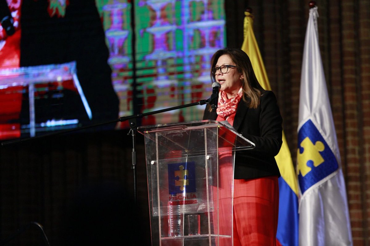 #NoticiasDeLaHora | La fiscal, Luz Adriana Camargo, confirmó que ya se está definiendo la ruta de investigación ante la denuncia por el delito de prevaricato contra los siete magistrados del <a href="/CNE_COLOMBIA/">CNE Colombia</a> que abrieron investigación contra el presidente <a href="/petrogustavo/">Gustavo Petro</a> y su campaña