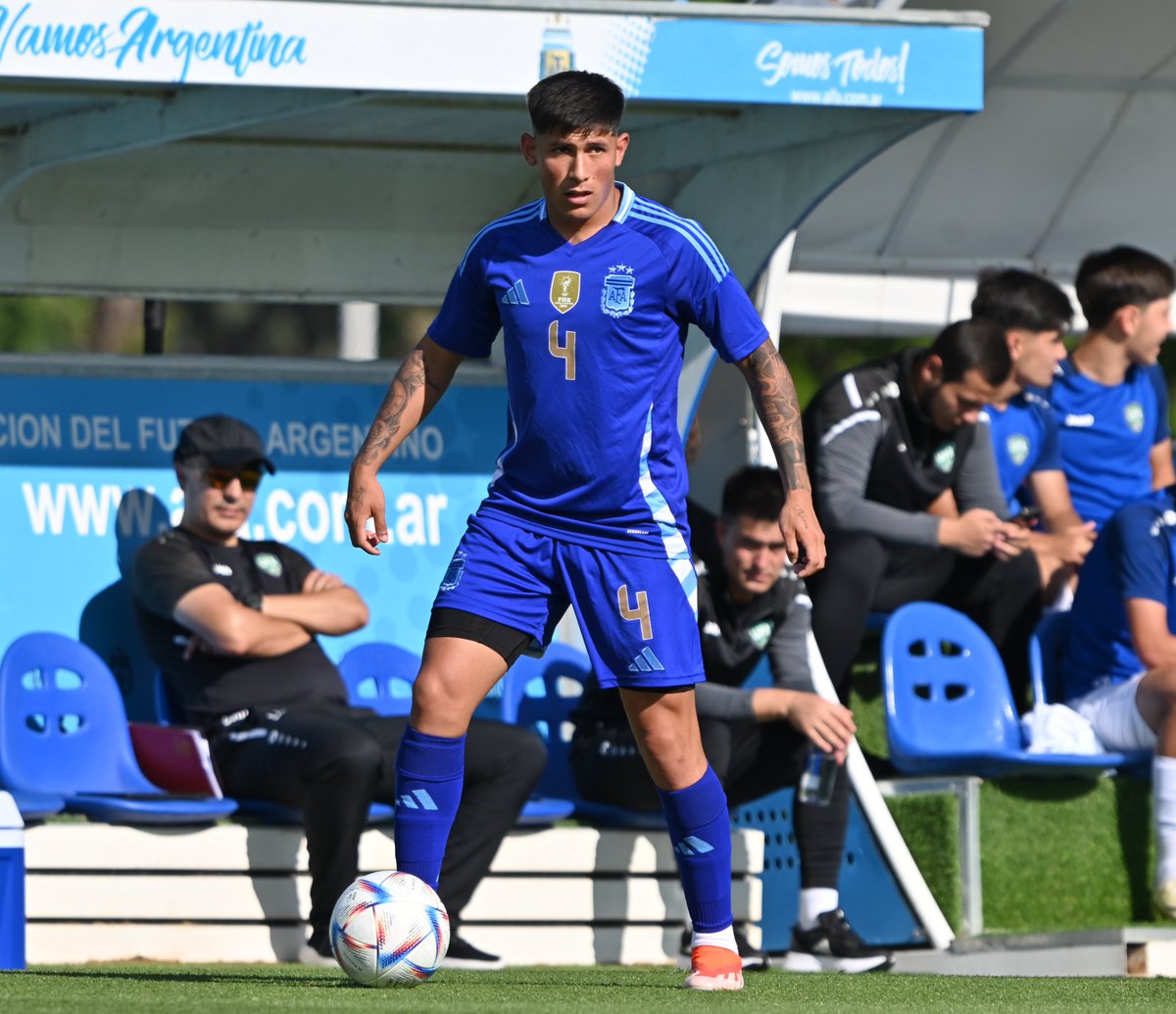 NicoMai10's tweet photo. Con la presencia como titular del defensor de #Unión Lautaro #Vargas, la @Argentina Sub 20 (con Messi observando el juego) venció en un amistoso en el predio de AFA a #Uzbekistán 2 a 0. Los goles fueron de Thiago #Silvero y Franco #Mastantuono. El Domingo volverán a enfrentarse. https://t.co/RjuZwN7yrR