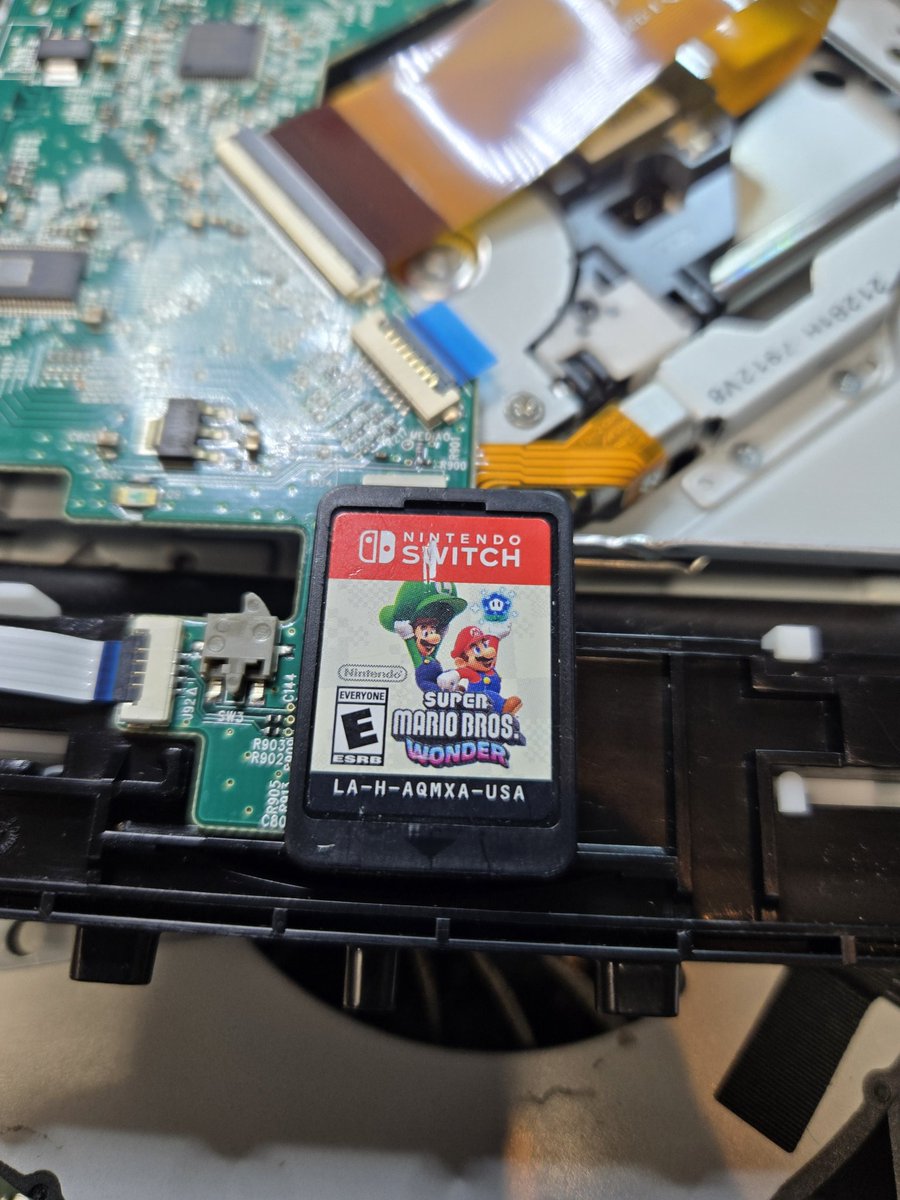 RuneYosh's tweet photo. Xbox One X came in for crackling sounds coming from the disk drive, I guess someone really wanted to play Super Mario Bros. Wonder on the Xbox 🤣 https://t.co/bzsuuj5vWO