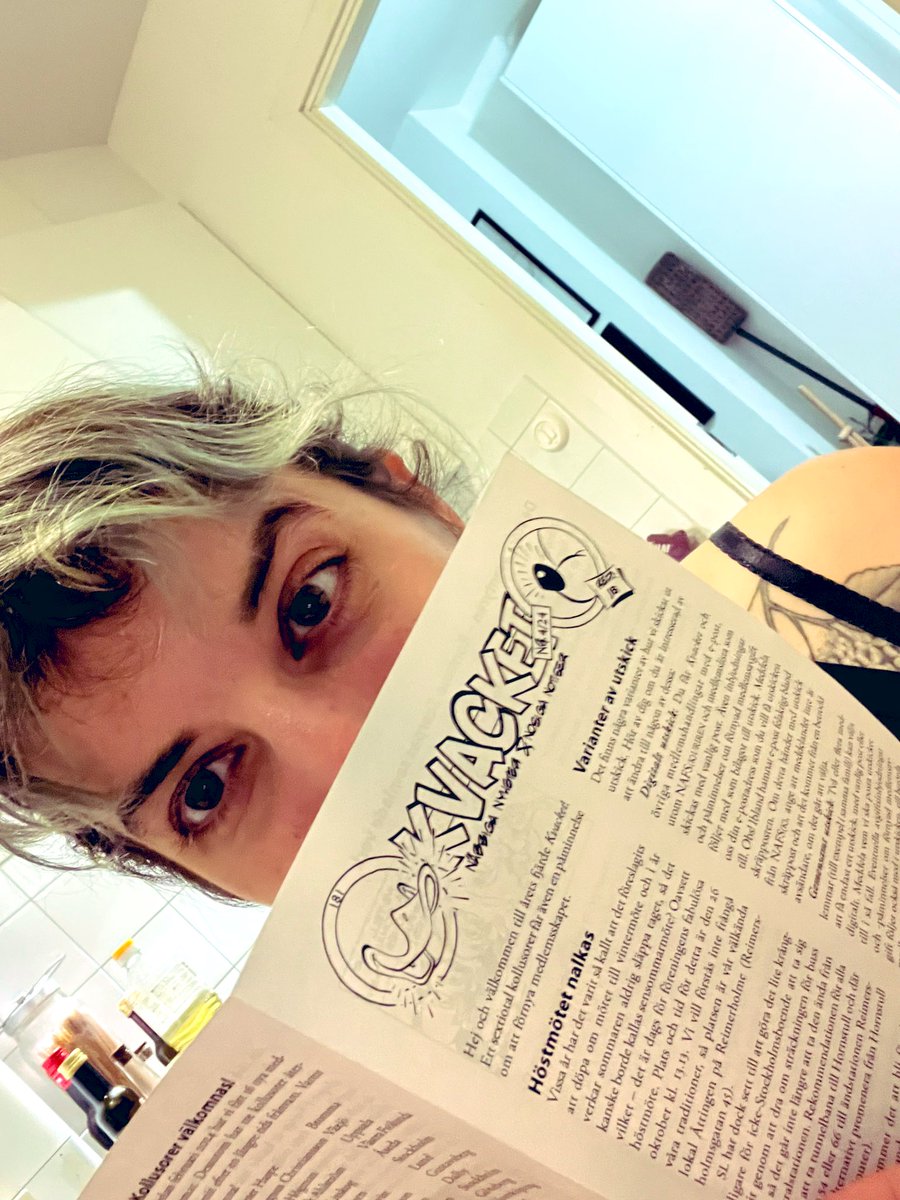 StefGaines's tweet photo. Senaste Kvacket från NAFS(k) hade kommit i brevlådan och jag läste exalterat upp hela för stackars Linus. 😹 Uppslaget var helt dedikerat till Kalle Ankas Pocket-serier och Don Rosa ❤️ https://t.co/HqvemD75ts