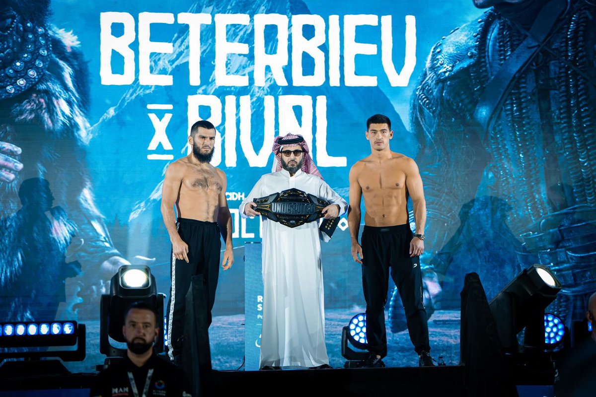 sport_jazirah's tweet photo. 📑| بحضور معالي رئيس مجلس إدارة الهيئة العامة للترفيه (GeA) المستشار تركي بن عبدالمحسن آل الشيخ، وفي أجواء من التوتروالترقب، أقيم أمس الجمعة الوزن الرسمي لجميع الملاكمين المشاركين فينزال "IV CROWN SHOWDOWN"، ا��ذي سيشهده افتتاح موسم الرياض 2024، قبل يوم واحد فقط من المواجهات المرتقبة، وذلك ضمن أسبوع الملاكمة الخاص بهذا النزال. 
الحدث الذي أقيم بالقرب من حلبة "المملكة أرينا" التي ستشهد النزال مساء اليوم " السبت " في العاصمة الرياض، جمع الملاكمين الذين سيخوضون نزالاتهم، حيث وقفوا وجهاً لوجه في مواجهاتزادت من حدة التوتر بين اللاعبين.