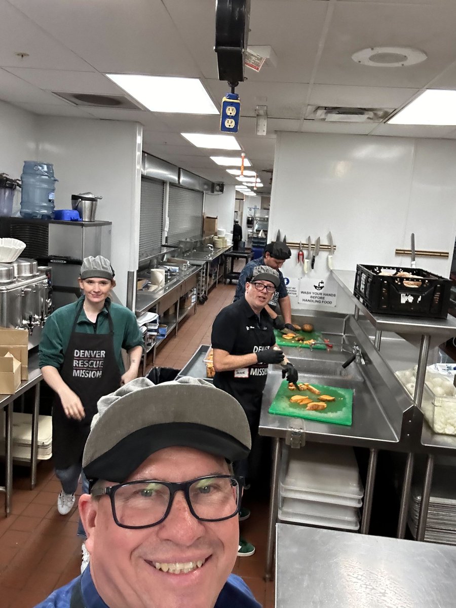 fastly's tweet image. Huge shoutout to our Denver office! Yesterday a team of Fastlyans volunteered at the @denverrescue to help prep dinner meals for people experiencing homelessness. We love that Fastlyans truly embody our company values both in and out of the office. #LifeAtFastly #FastlyGivesBack
