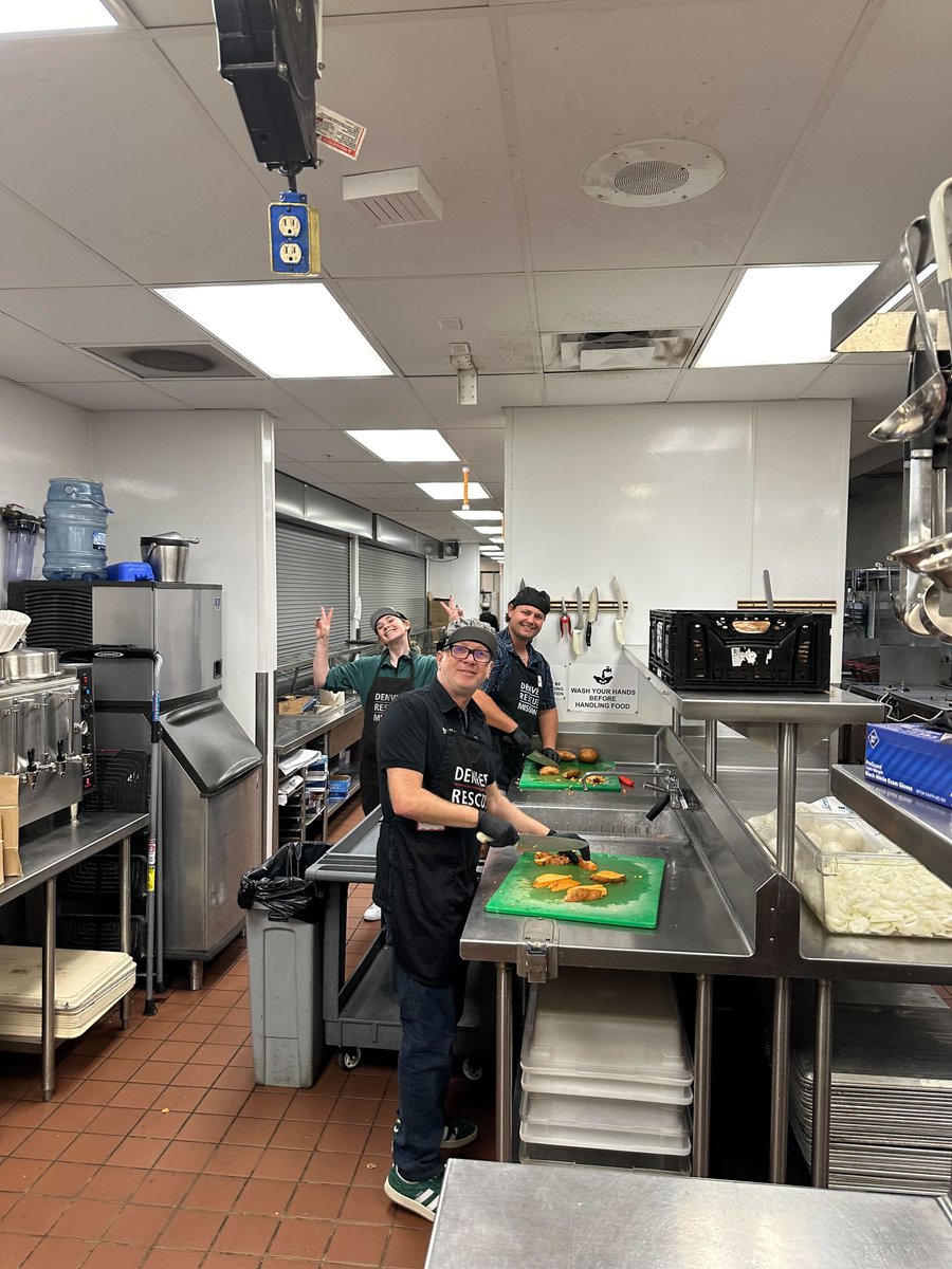 fastly's tweet image. Huge shoutout to our Denver office! Yesterday a team of Fastlyans volunteered at the @denverrescue to help prep dinner meals for people experiencing homelessness. We love that Fastlyans truly embody our company values both in and out of the office. #LifeAtFastly #FastlyGivesBack