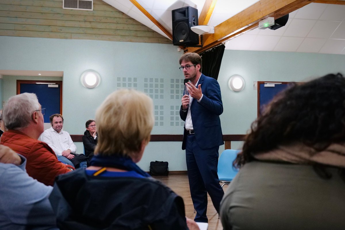 ChangerGagner76's tweet photo. Mercredi soir, à Rives-en-Seine, @NicolasMayerNMR était aux côtés des militants de #SeineMaritime pour réaffirmer notre ambition d'un rassemblement autour de valeurs claires : une #gauche pour réellement changer la vie des gens ! https://t.co/gHACfUJizi