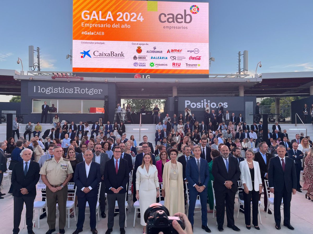 Bienvenidos a la #GalaCAEB 2024, que en esta 9° edición celebramos en el renovado Estadio Mallorca Son Moix <a href="/RCD_Mallorca/">RCD Mallorca</a> con nuestra presidenta <a href="/CarmenPlanas/">Carmen Planas</a>, la presidenta del <a href="/goib/">Govern de les Illes Balears</a> <a href="/MargaProhens/">Marga Prohens</a>, el presidente de  <a href="/CEOE_ES/">CEOE</a> <a href="/agaramendil/">Antonio Garamendi</a> y la directora territorial de <a href="/caixabank/">CaixaBank</a>