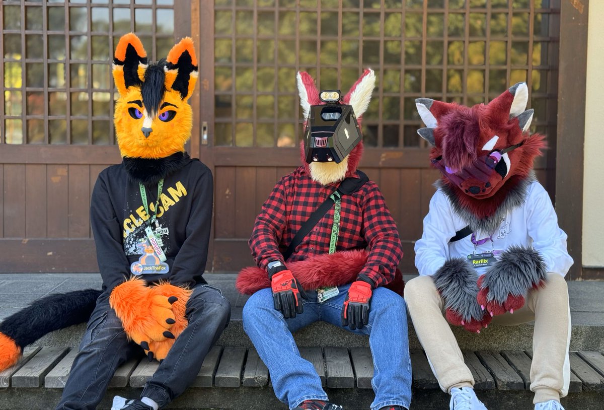 Just vibing with the gang #FursuitFriday - <a href="/Rarilix1/">Rarilix🔜Furnavia25</a> &amp; <a href="/kea_dragon/">KeaDragon</a> , 📸:<a href="/Pupaccino/">𝕂𝕚𝕥𝕥𝕪</a>
