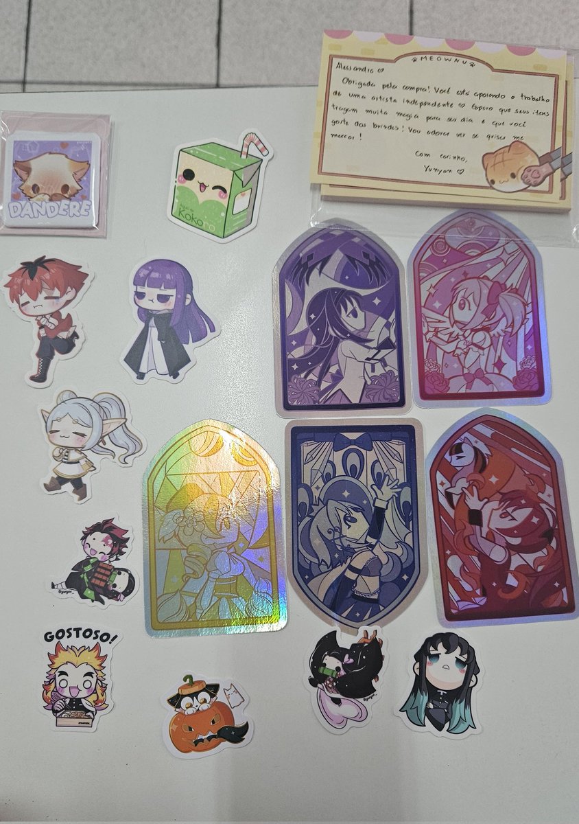Meu pedido chegou hoje e com muitos brindes 
Obrigada <a href="/Yunyan_ny/">YuNyan ★ Nani?!</a> 
Os adesivos de Madoka são divinos 💜