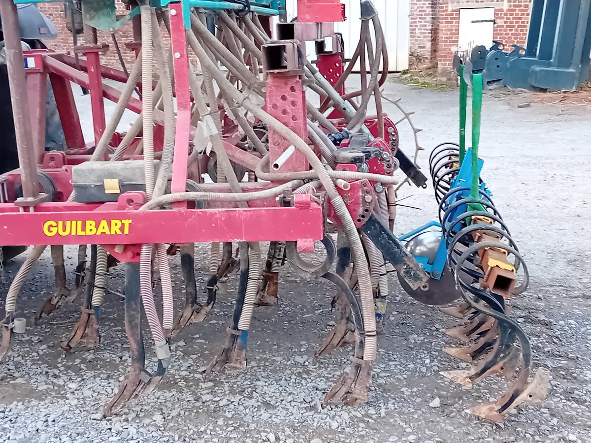 GuyotVincent02's tweet photo. Pour le projet semis en bandes tous les 27 cm ... Je vais laisser passer la nuit la dessus et je vais trouver la bonne technique pour accrocher la rampe à l'arrière du T-drill #Guilbart. https://t.co/7TQjz1Tx3X