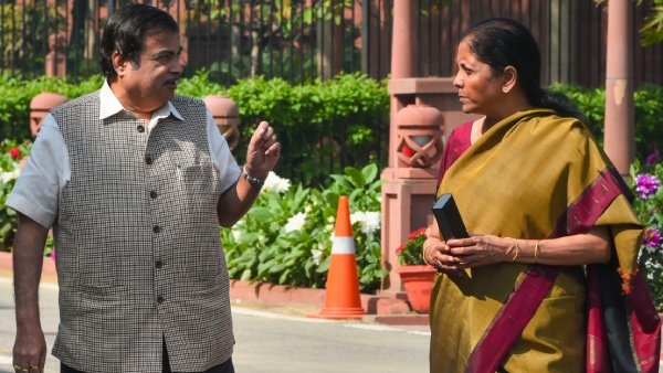 NarundarM's tweet image. Rupee par thoda tolls laga dete hai, dhire dhire girega.