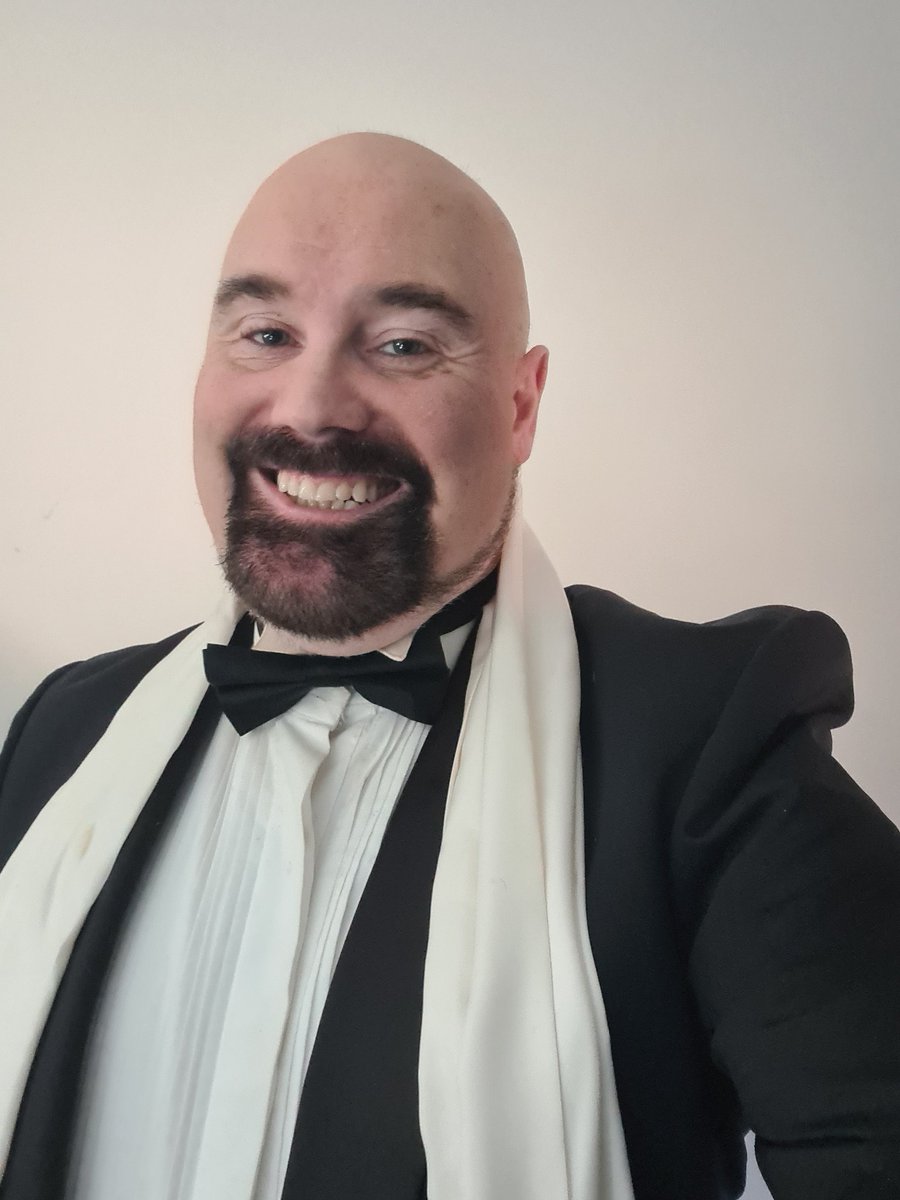 Had the opportunity to self tape today...I keep forgetting how damn handsome I look in a tux 😎😍🎥🎬🎞️