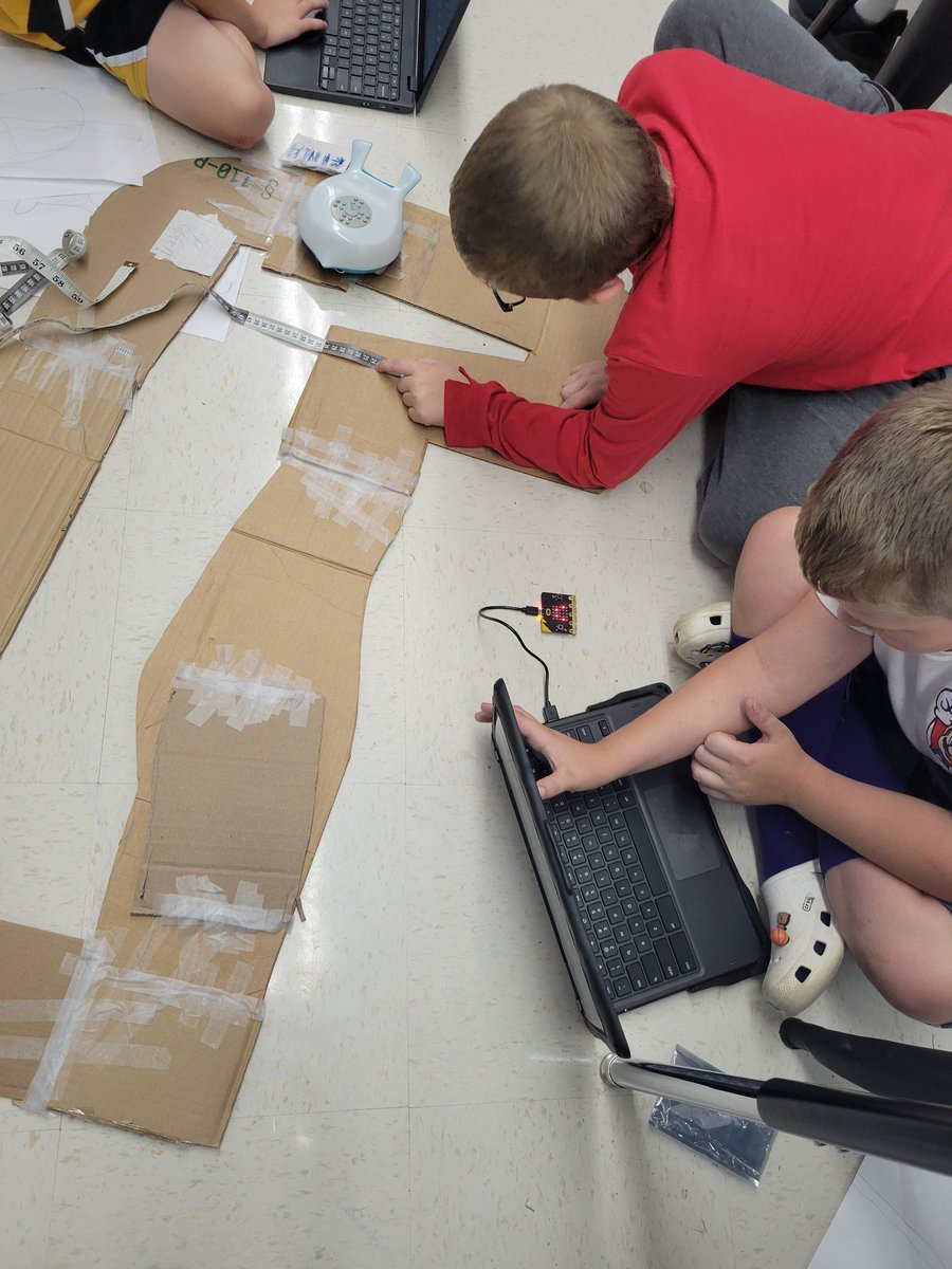 Llama_eLab's tweet image. Our Independent Fabricators finished up their obstacle courses and coded their Finch Bots to run through them.
#VWeLabs