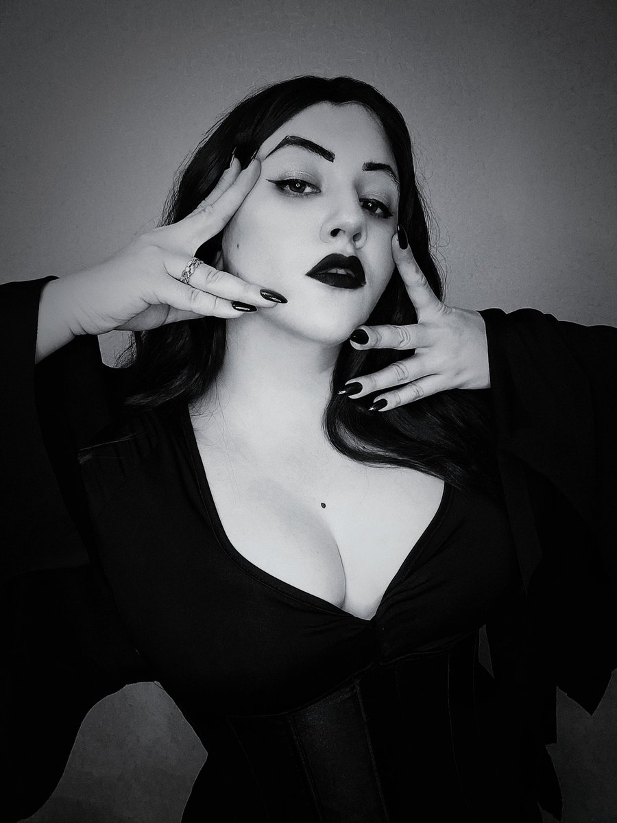 У каждой женщины должно быть такое платье, иначе как она будет жить в огромном замке с любимым мужчиной 🌚

#Vampira #cosplay #gothic #Halloween #косплей