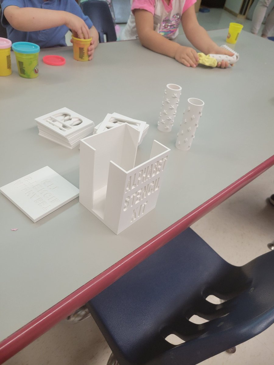 Llama_eLab's tweet image. Our PreK, Early Fabricators explored with 3D printed play-doh tools and puzzles created with #Glowforge.
#VWeLabs
#GlowforgeEDU
