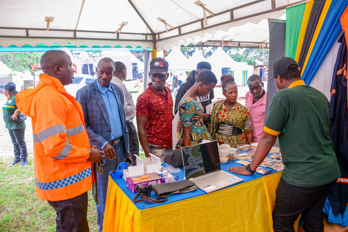 TPHPA_Official's tweet photo. 🌾 Mamlaka (TPHPA) inaendelea kutoa elimu ya vitendo katika Maonesho ya Siku ya Chakula Duniani, Bukoba. Tembelea banda letu kujifunza kuhusu matumizi salama ya viuatilifu, kudhibiti visumbufu, na umuhimu wa mbegu za asili. Karibuni! 🌱 #SikuYaChakulaDuniani #TPHPA https://t.co/YJ0fbr20gX