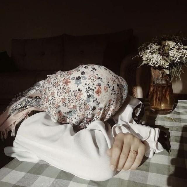 مُتعَبٌ،
ولَا أدرِي لِأي دَارٍ أرتَمِي
كُل الأمَاكِن لَيسَت مَوطِني.