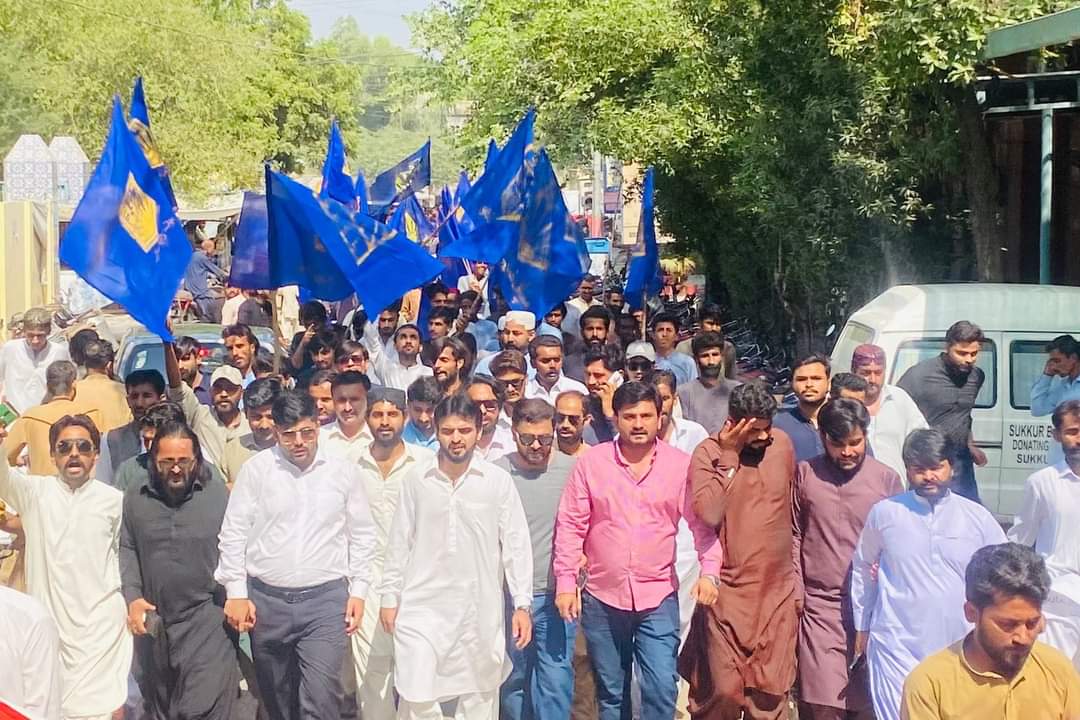 aamirmemon123's tweet photo. President PSF Sindh @psfmansoor led rally of different student of sukkur division that started from #GMMMC &amp; ended at press club sukkur
Students have only one demand making of constitutional courts that will resolve problem of common masses &amp; will Strengthen democracy in long run https://t.co/riUmG0Sxuo