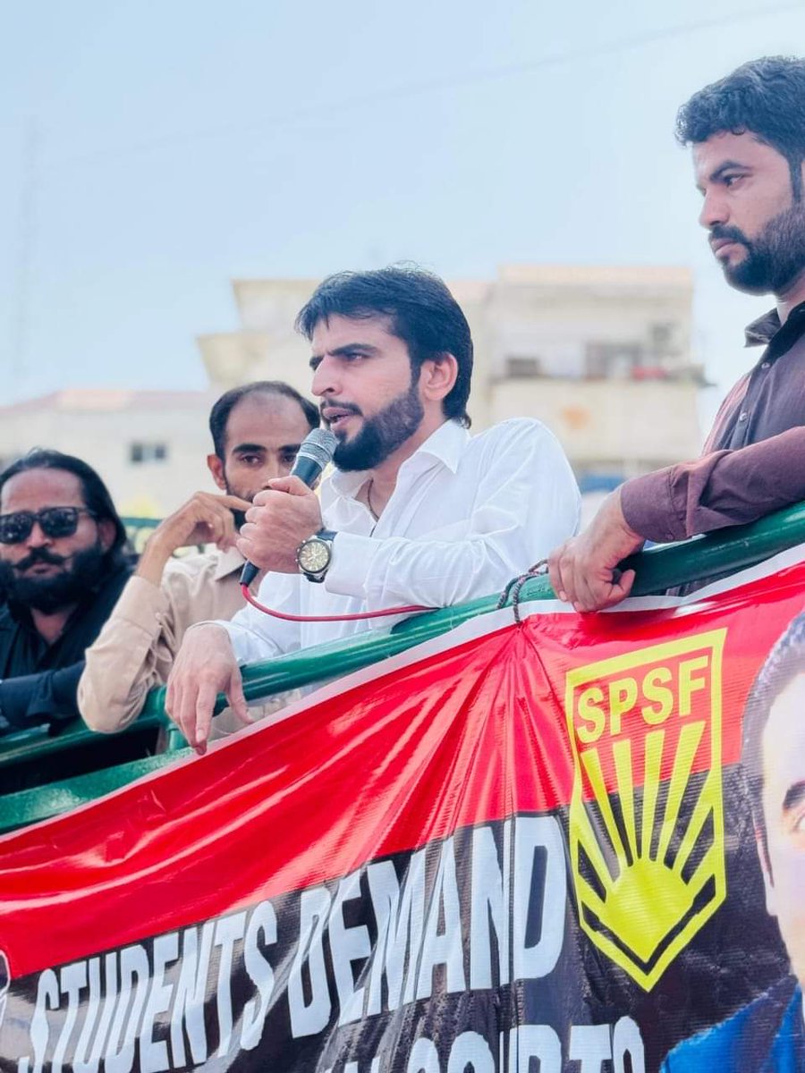 aamirmemon123's tweet photo. President PSF Sindh @psfmansoor led rally of different student of sukkur division that started from #GMMMC &amp; ended at press club sukkur
Students have only one demand making of constitutional courts that will resolve problem of common masses &amp; will Strengthen democracy in long run https://t.co/riUmG0Sxuo
