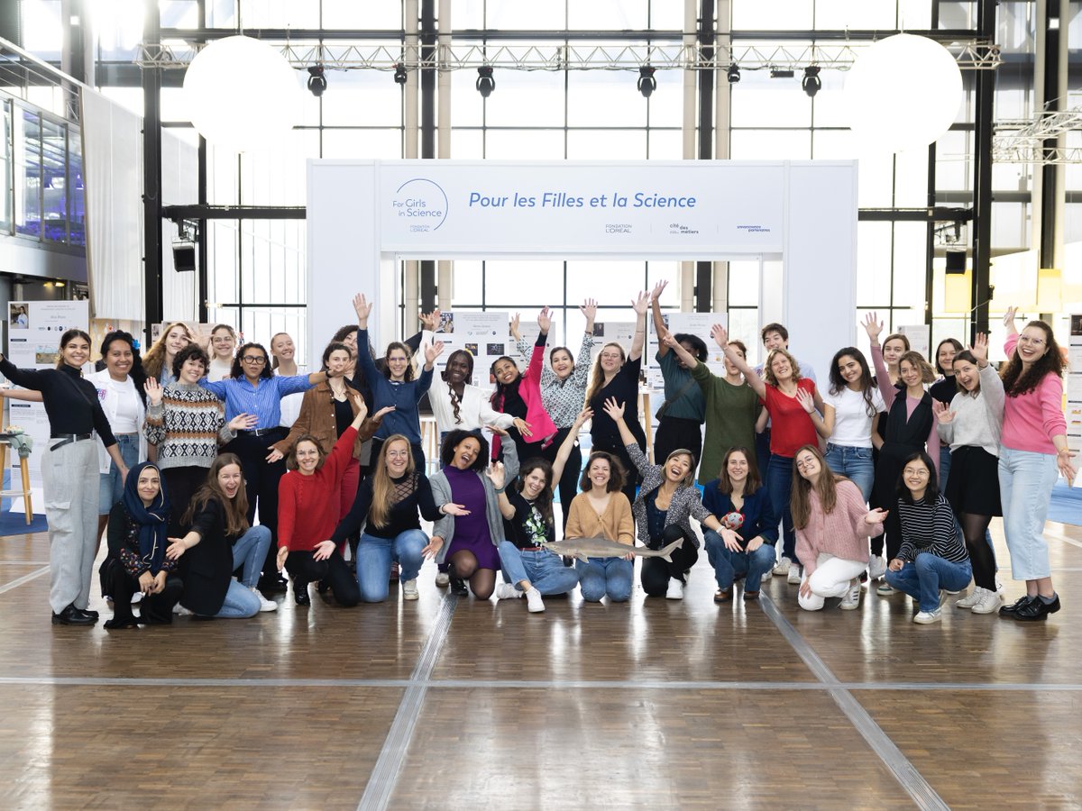 Hier, nos Jeunes Talents France #FWIS2024 ont captivé 450 élèves franciliens leur faisant découvrir les multiples opportunités des carrières scientifiques. À travers diverses discussions et activités, elles ont éveillé des vocations à la @CitedesSciences ! 📸 #ForGirlsInScience