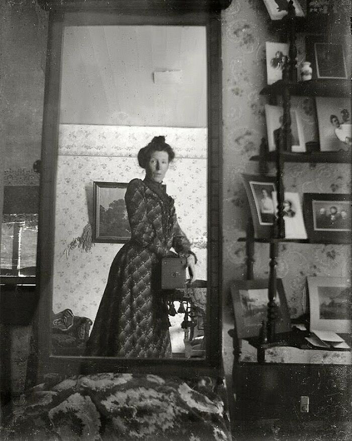 RelatocuriosoK's tweet photo. - Una mujer de principios de la época eduardiana tomándose un selfie frente al espejo con una cámara Kodak Brownie en 1900. https://t.co/IoegDsrXEu